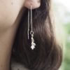 Boucles d'oreilles longues chaine réglable. Bijou fait main feuilles de chêne en argent recyclé