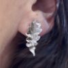 Puces oreilles éthiques. Bijou fait main feuilles de chêne en argent recyclé