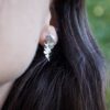 Puces oreilles éthiques. Bijou fait main feuilles de chêne en argent recyclé